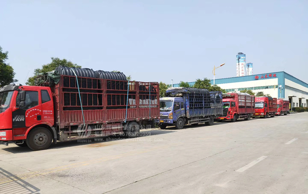 加快新農(nóng)村旱廁改造，六車三格化糞池集中發(fā)貨