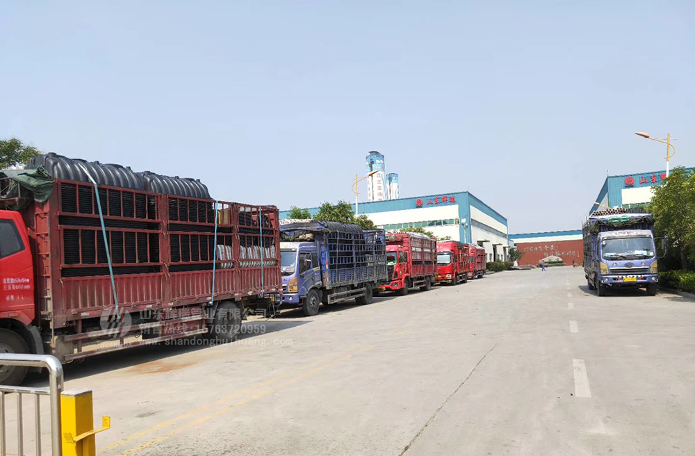 加快新農(nóng)村旱廁改造，六車三格化糞池集中發(fā)貨